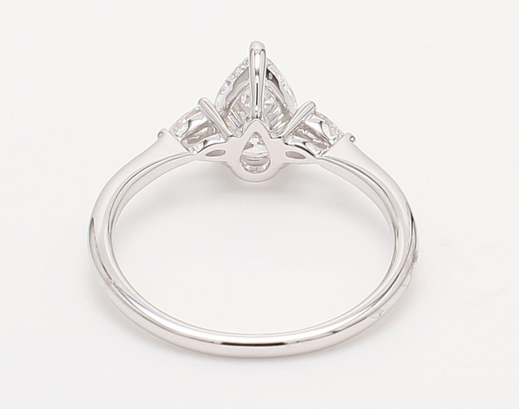 14K白金梨形鑽石戒指